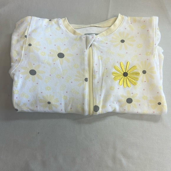 Tuffy - footed sleeper with embroidered daisy. - Picture 1 of 5